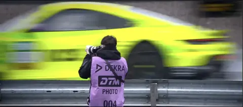 Luan Schmauder fotografiert am Streckenrand einen vorbeiziehenden Rennwagen