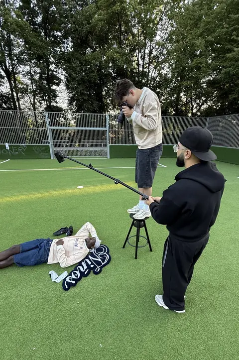 Hinter den Kulissen: Fashion-Shooting auf dem Bolzplatz – gecaptured