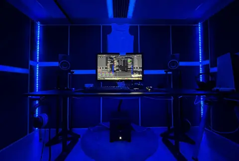 Studio-Arbeitsplatz von gecaptured – Schnittplatz in blauem LED-Licht