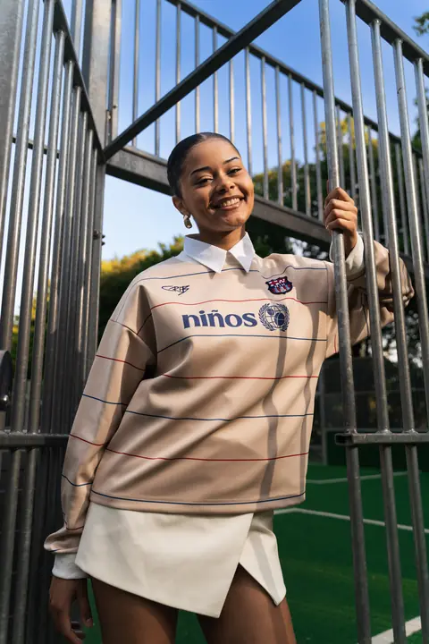 Fashion-Editorial: Model im Retro-Trikot – gecaptured Fashion-Fotografie
