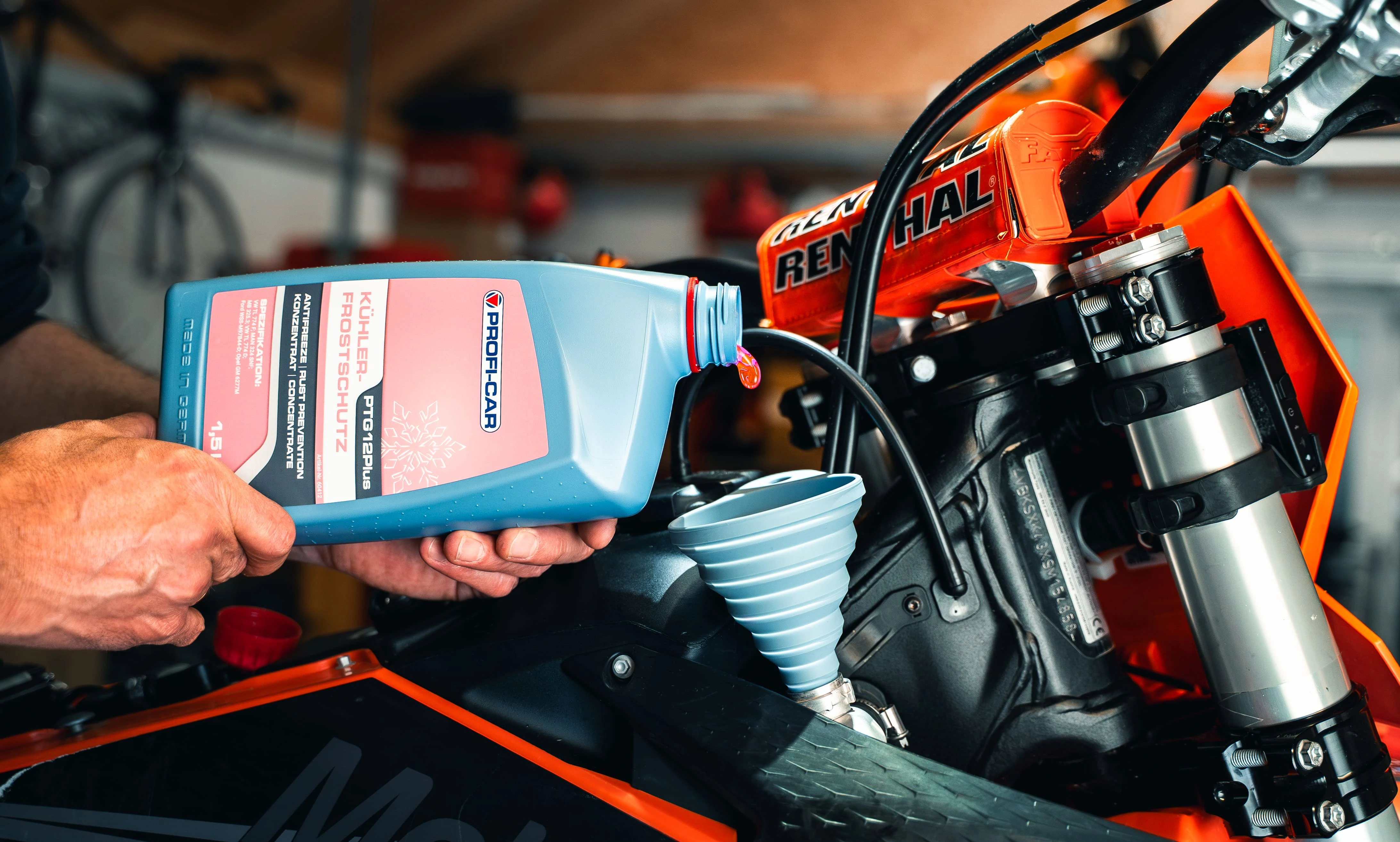 Produktfotografie am Motorrad in der Werkstatt
