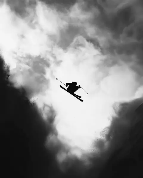 KI-generierte Sportaufnahme: Skifahrer im Sprung – gecaptured
