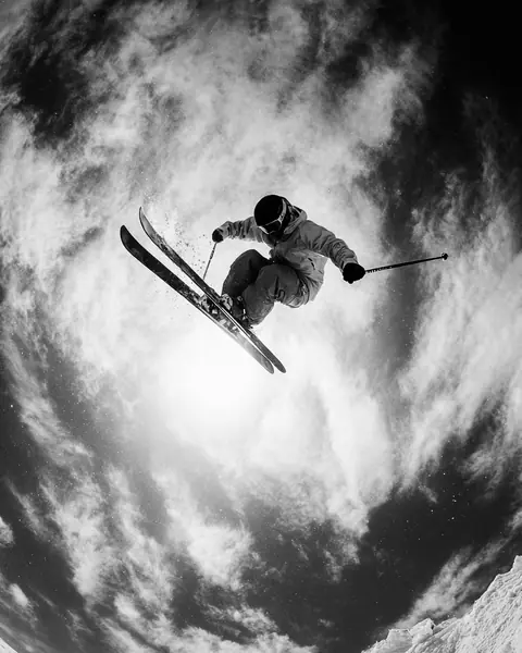 KI-generiertes Monochrom-Bild: Skifahrer – gecaptured KI-Medien