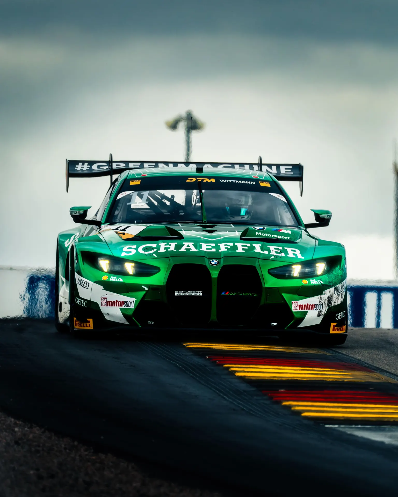 Grüner-Rennwagen frontal auf der Strecke – Motorsport-Fotografie von gecaptured