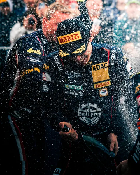 Siegerehrung im Champagnerregen – Motorsport-Fotografie von gecaptured