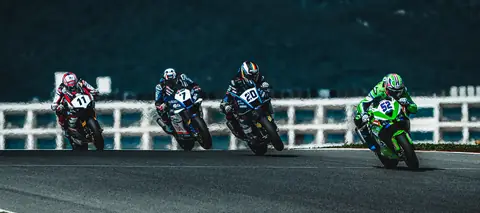 Superbike-Rennen: Fahrergruppe in der Anfahrt zur Kurve – gecaptured